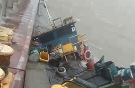 Un barco de limpieza se hundió esta siesta en el río Paraguay, en la altura de San Antonio.