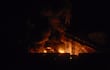 Imagen del incendio en Fuerte Tiuna, el mayor complejo militar de Venezuela, tras una serie de explosiones en Caracas el 3 de enero de 2026.