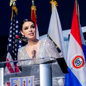 ¡Preciosa! Nada Ferreira presentando al presidente Santiago Peña en Miami.