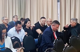 Reinaldo "Cucho" Cabaña (de remera negra), Ulises Quintana (camisa celeste) y otros acusados en la causa Berilo, junto a sus defensores, durante la audiencia preliminar.