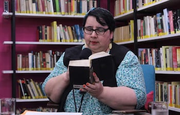 Estela Asilvera reúne 25 poemas en “Ovillo, la taza rota y otros poemas”