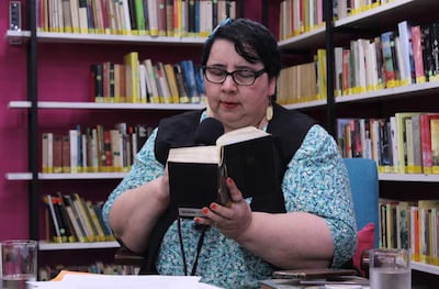 Estela Asilvera reúne 25 poemas en “Ovillo, la taza rota y otros poemas”