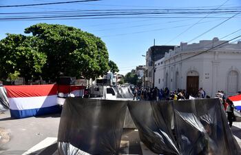 Miembros de la Multisectorial "Causa Nacional" se manifiesta frente a la sede del MUVH.