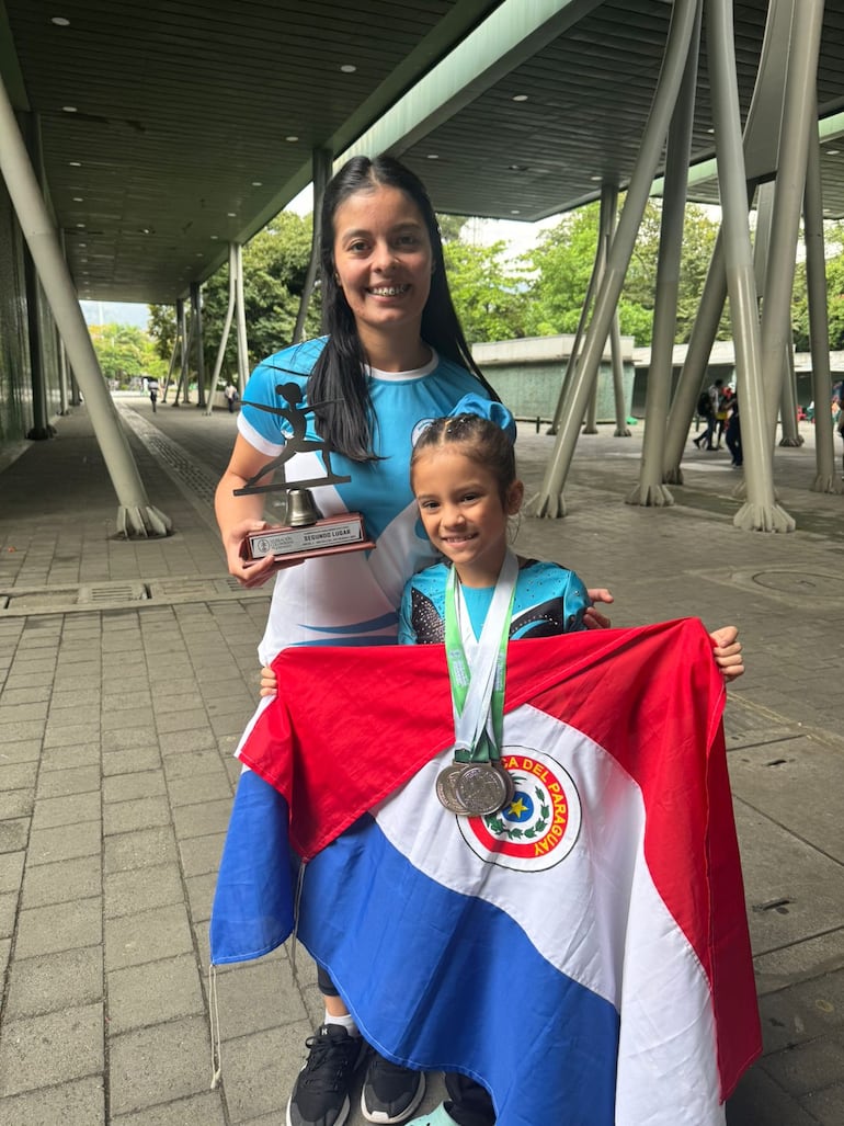 La entrenadora Ana Martínez y su alumna Siena Soerensen.