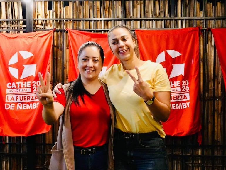 Catherine Larisa Benítez Pascottini y Giani Ramírez sonríen en camiseta roja.