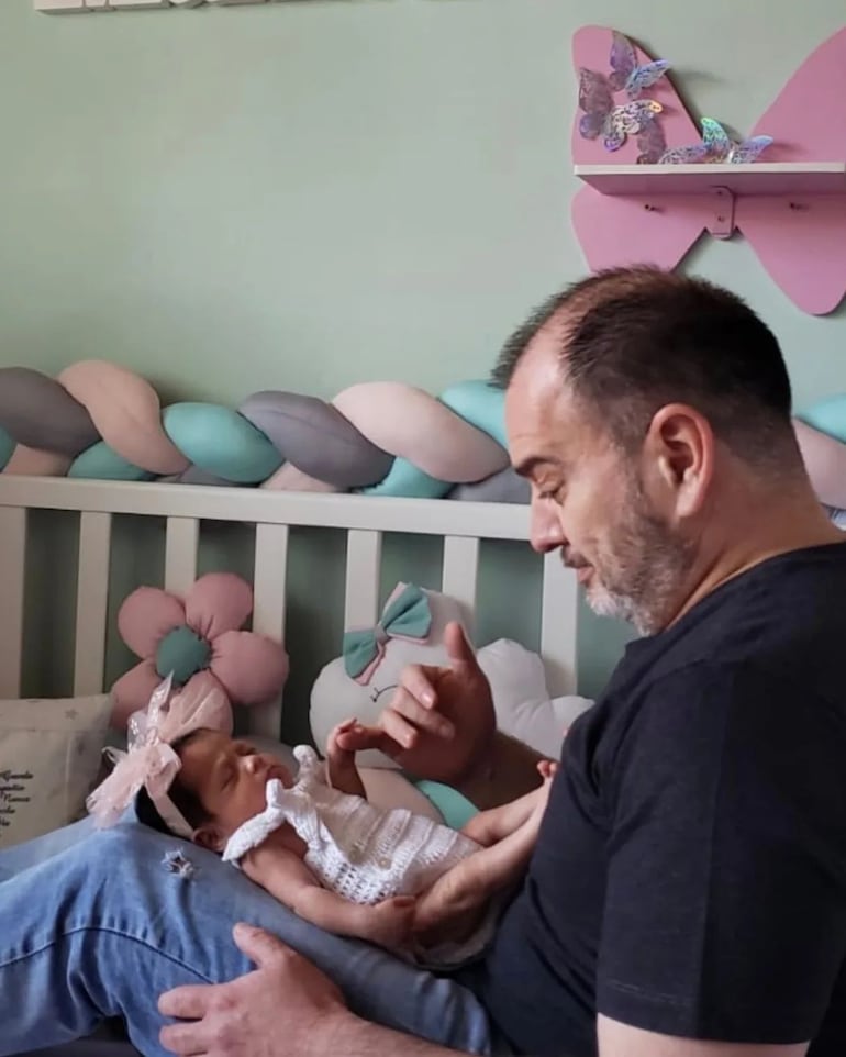 Una postal llena de amor. Papá Carlos Troche tomando la mano a su princesita Charlotte. (Instagram/Carlos Troche)