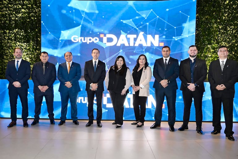José Flecha acompañado de sus colaboradores de Datasystems.