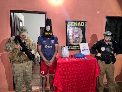 SENAD y Policía de Misiones detienen a un joven e incautan marihuana y cocaína durante allanamiento en San Juan Bautista, vinculado al hallazgo de 6 kilos de droga en una capilla.
