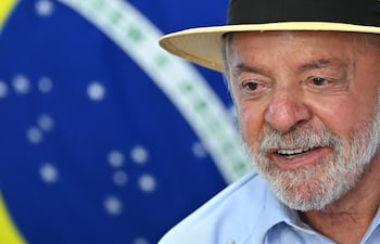 El presidente de Brasil, Luiz Inácio Lula da Silva, habla en la sanción del Proyecto de Ley de Conversión (PLV) que consolida las normas de cumplimiento de la política nacional de pisos mínimos del transporte de mercancías por carretera en el Palacio del Planalto, en Brasilia.