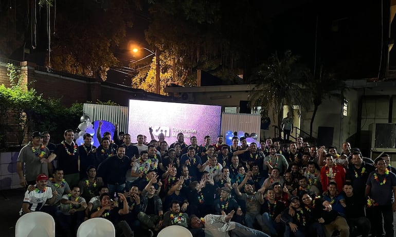 La gran familia de Corporación Mercantil celebrando los 100 años de la empresa, en el marco de un encuentro distendido.