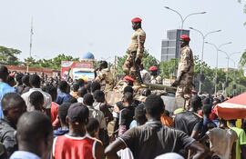 Personas acudiendo a un llamado para voluntarios en Níger.