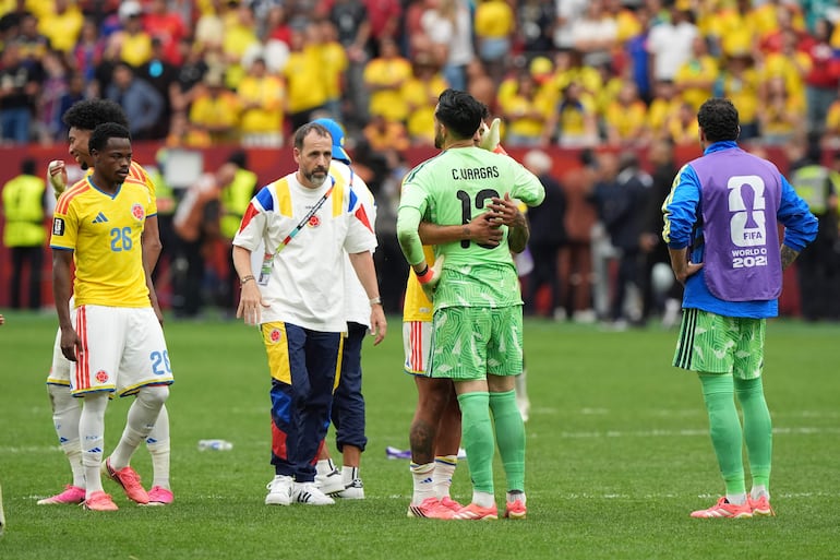 Jugadores de Colombia reaccionan este martes, al finalizar un partido de los octavos de final del Mundial de la FIFA 2026 ante Suiza en el estadio BC Place en Vancouver (Canadá). 