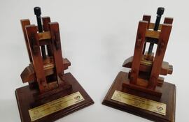Las dos estatuillas “Gráfica Oro”, que recibió la industria Editorial Mercurio S.A en el marco del XXVII Concurso Latinoamericano de Productos Gráficos Theobaldo de Nigris, de la Confederación Latinoamericana de la Industria Gráfica (Conlatingraf).