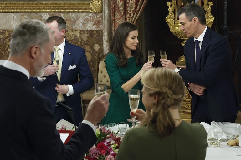 El gran duque de Luxemburgo, Guillermo V, la reina Letizia, el presidente del Gobierno de España, Pedro Sánchez, el rey Felipe VI y la gran duquesa de Luxemburgo, Stéphanie Marie, durante el almuerzo celebrado en el Palacio Real en honor a los grandes duques de Luxemburgo. (EFE/ Chema Moya POOL)
