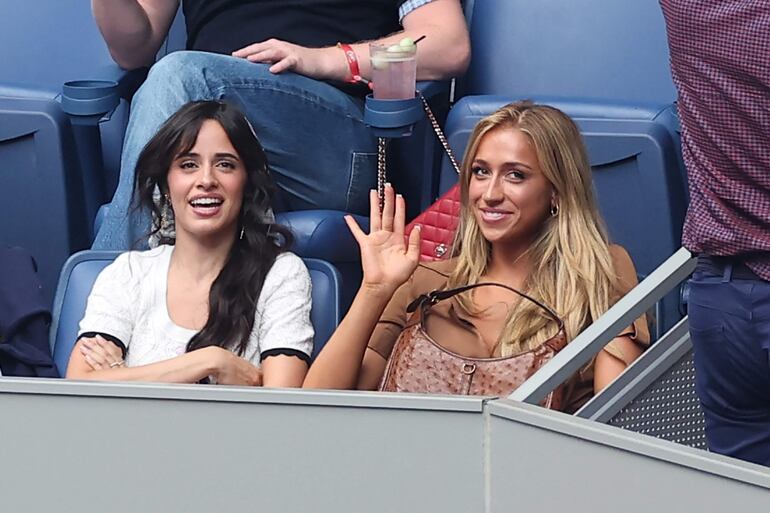 Camila Cabello y Tate McRae en la final individual masculina entre el alemán Alexander Zverev y el estadounidense Ben Shelton, durante la decimoquinta jornada del US Open 2026 en el USTA Billie Jean King National Tennis Center. (Sarah Stier/Getty Images/AFP)
