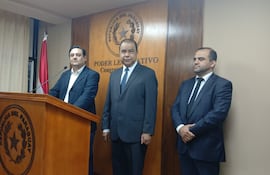 El senador liberal Enrique Salyn Buzarquis, el presidente del Círculo Paraguay de Médicos, doctor Jorge Rodas, y un tercero.