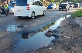 La avenida Avelino Martínez y la calle Materi se encuentra en estas condiciones. Los pobladores piden eliminar el agua y colocar la capa asfáltica sobre el suelo seco.