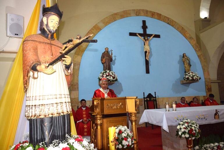El cardenal Adalberto Martínez presidió la misa en honor de San Juan Nepomuceno.