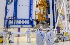 El primer satélite meteorológico europeo MetOp de segunda generación de Europa, MetOp-SG-A1, que alberga el Copernicus Sentinel-5 como parte de su paquete de instrumentos, se encuentra sellado dentro de la carena del cohete Ariane 6, listo para su lanzamiento desde el puerto espacial europeo de Kourou, en la Guayana Francesa mañana, miércoles 13 de agosto.
