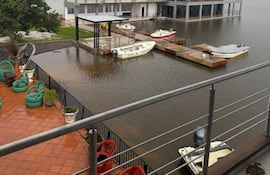 Las aguas del río Paraná avanzan sin pausas en la zona de Itá Corá distrito de Mayor Martinez.