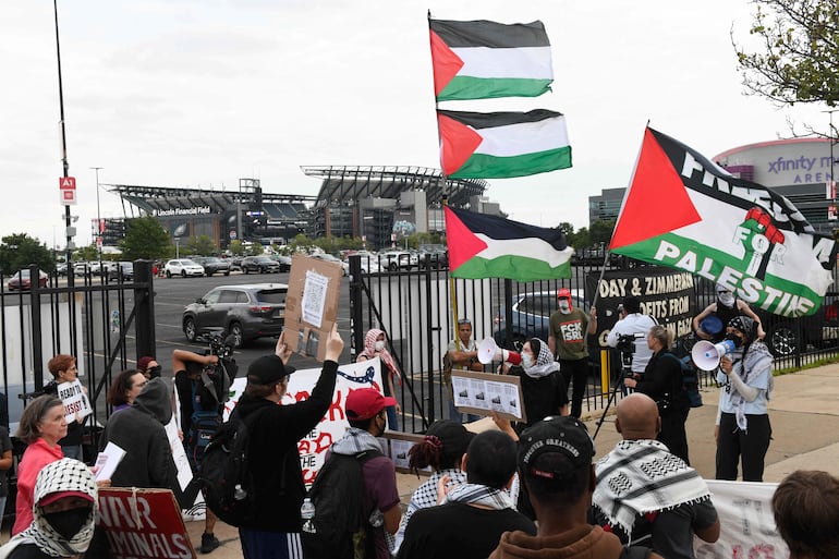 Manifestantes propalestinos protestan frente al local del concierto de Sheeran (Matthew Hatcher / AFP)