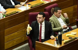 El senador cartista Hernán Rivas come una banana.