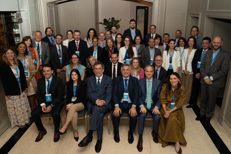 El ministro de Educación, Luis Ramírez en Croacia, sentado junto a otros ministros de la región y del mundo.