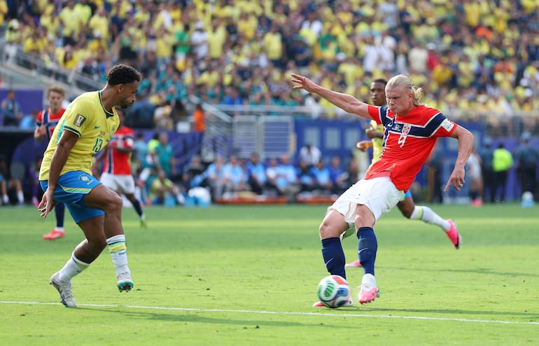Erling Haaland de Noruega marca el segundo gol de su equipo durante el partido de los octavos de final de la Copa Mundial de la FIFA 2026 entre Brasil y Noruega en el New York New Jersey Stadium, en East Rutherford, Nueva Jersey.