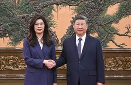 La líder del partido opositor de Taiwán, Kuomintang (KMT), Cheng Li-wun (i) junto al mandatario chino, Xi Jinping (d).