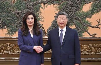 La líder del partido opositor de Taiwán, Kuomintang (KMT), Cheng Li-wun (i) junto al mandatario chino, Xi Jinping (d).