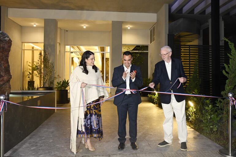 Sofía Cartes, presidenta de Cecon, Carlos Guasti, presidente del Grupo Petra, y Conor McEnroy, presidente del Banco Sudameris, en la inauguración de Petra Tower.