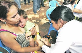 El esquema regular de vacunación gratuito protege contra las principales bacterias causantes de la meningitis y se deben aplicar a los 2, 4, 6, 12 y 18 meses de edad.