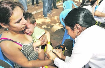 El esquema regular de vacunación gratuito protege contra las principales bacterias causantes de la meningitis y se deben aplicar a los 2, 4, 6, 12 y 18 meses de edad.