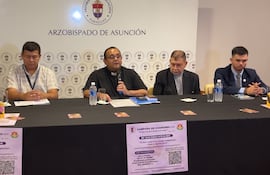Aldo Bernal (c), cura rector de la Catedral Metropolitana de Asunción, en la presentación de la Campaña de Cuaresma 2026.