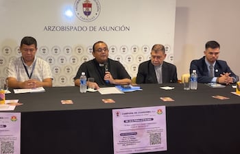 Aldo Bernal (c), cura rector de la Catedral Metropolitana de Asunción, en la presentación de la Campaña de Cuaresma 2026.