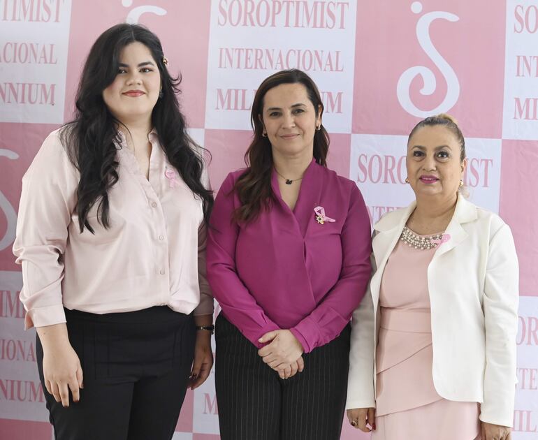 Valeria Quiñónez, Lorena Lewkovitz y Myriam de Portillo. 
