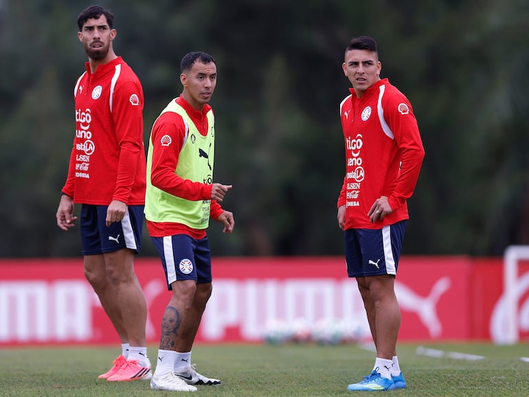 Gabriel Ávalos, Kaku Romero Gamarra y Braian Ojeda en el entrenamiento de esta mañana.