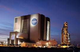 Fotografía de archivo: vista nocturna del cohete SLS (Sistema de Lanzamiento Espacial) con una cápsula Orion, parte de la misión Artemis II, mientras es trasladado desde la plataforma de lanzamiento 39B de regreso al Edificio de Ensamblaje de Vehículos (VAB) de la NASA en el Centro Espacial Kennedy, en Titusville, Florida, Estados Unidos, el 25 de febrero de 2026.