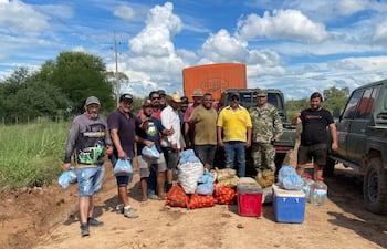 Camioneros reciben víveres, en acciones coordinadas entre las Fuerzas Armadas y la Secretaría de Emergencia Nacional.