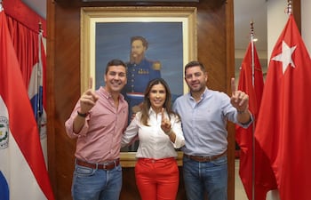 Norma Zárate de Monges, candidata a la Gobernación de Paraguari por el Partido Colorado, habla de sanar las heridas para que haya abrazo republicano. En la foto posa junto a Pedro Alliana y al presidenciable Santiago Peña.