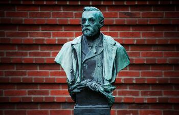 Busto del químico sueco Alfred Bernhard Nobel, creador de los premios anuales que llevan su nombre.