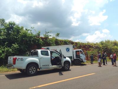 A raíz de los disparos efectuados por el parabrisas del camión repartidor, el rodado fue a parar en un barranco al costado de la calle vecinal