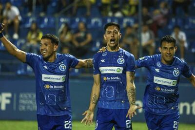 Lisandro Cabrera celebra el gol del triunfo con Franco Aragón y Víctor Barrios. (Foto: APF)
