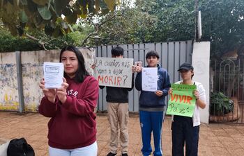 Alumnos del colegio Saturio Ríos salen a la calle para exigir seguridad y que el miedo deje de ser una constante.