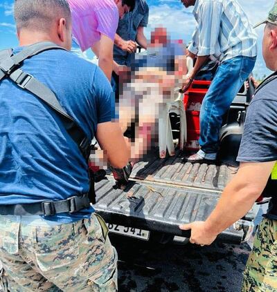 Un muerto y dos heridos es el saldo del vuelco de vehículo de una camioneta ocurrido sobre la ruta que conecta Bella Vista Norte con la ciudad de Sargento José Félix López. Testigos auxiliaron a los heridos.