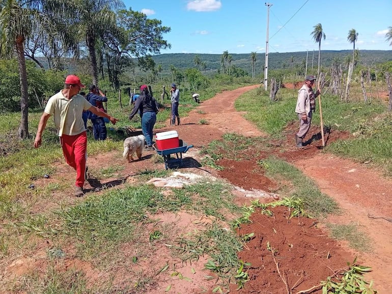 Los pobladores juntaron dinero para comprar ripio y alquilar un tractor, pero advierten que aún faltan muchos kilómetros por reparar en Ybycuí.