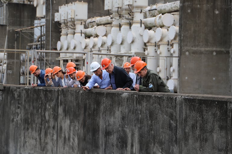El embajador de Argentina en Paraguay, Guillermo Nielsen (de chaqueta negra) visita la Central Hidroeléctrica Yacyretá (EBY).