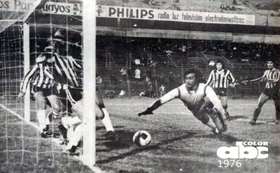 Alcides Báez, legendario arquero de la selección nacional, extiende los brazos para quedarse con el balón durante un juego.
