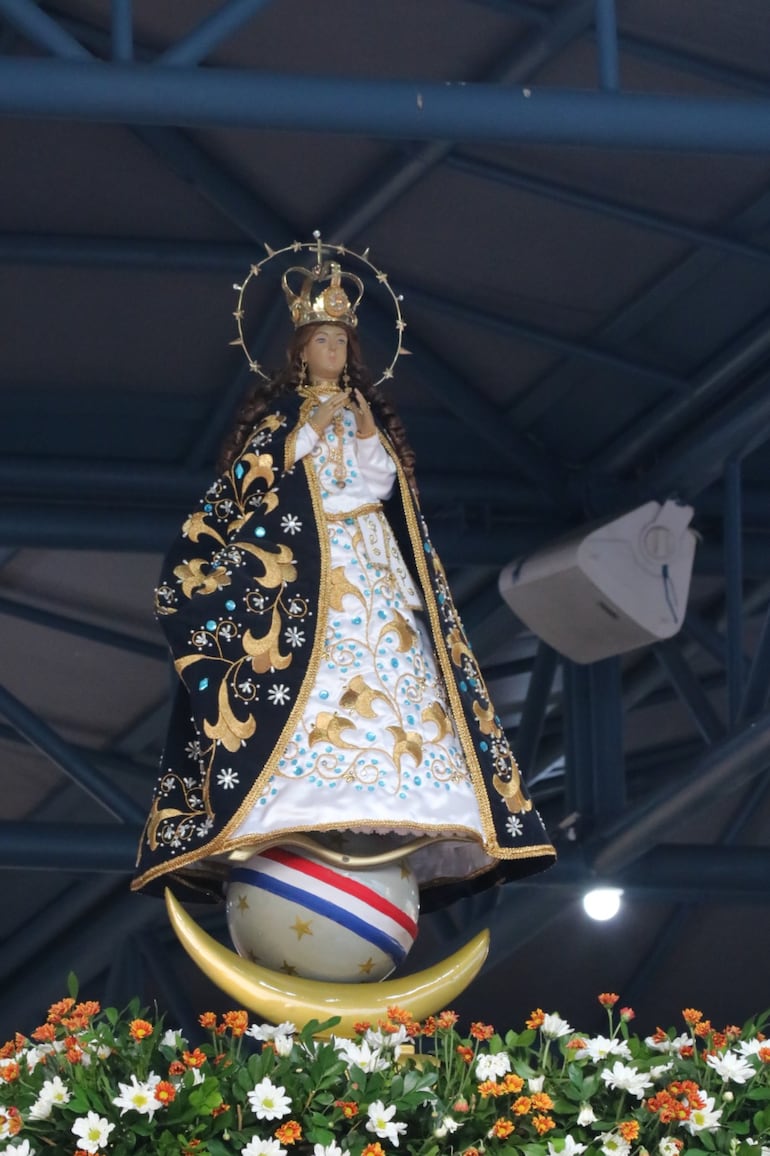 Esta es la Virgen peregrina que se observa en la misa del novenario.