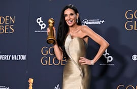 Demi Moore posa con su Globo de Oro a Mejor Actriz de Comedia o Musical por "La Sustancia". La directora del filme elogió el trabajo de Moore.